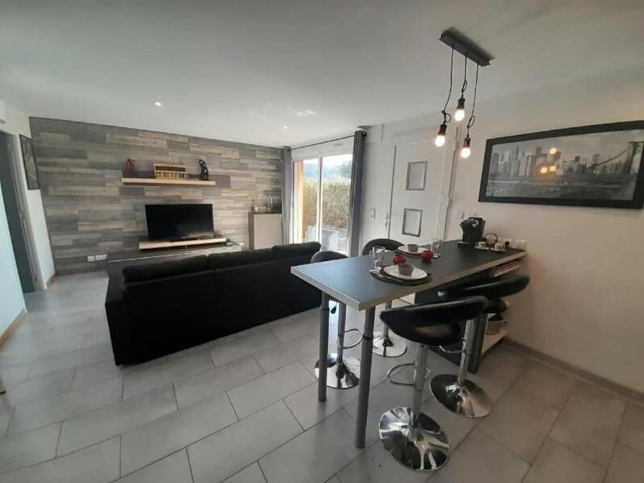 Appartement Spacieux &Tres Calme. Spacious & Very Quiet Apartment. Carros Exteriér fotografie
